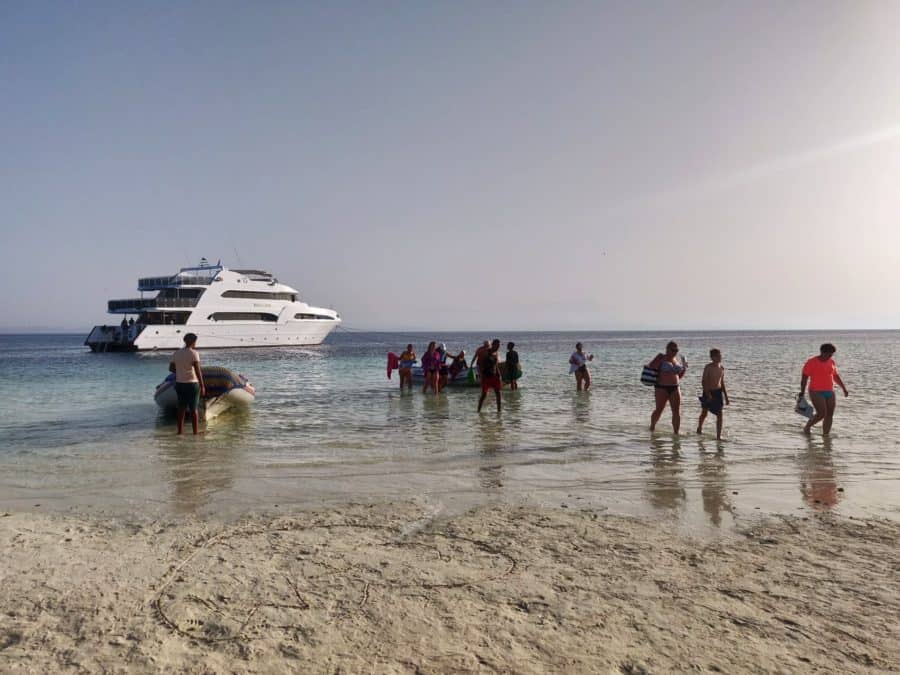 Siyal-Island-Snorkeling-Boat