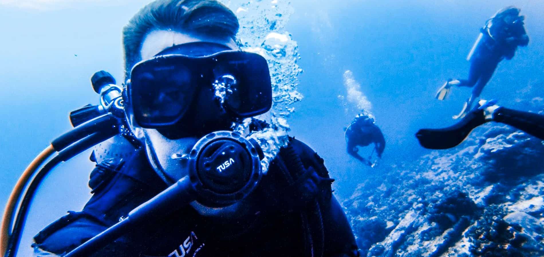 Become a dive instructor and pay for your travels